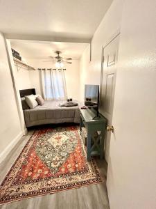 Main Strip 1 Bedroom Walk to Beach Restaurants