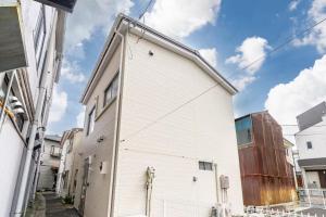 2 mins on foot from the station, 9 mins by Asakusa tram, Direct access to Skytree, Haneda, Narita, Maximum 9 people, Convenient for sightseeing