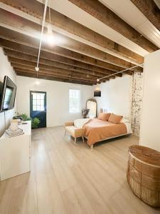 Retreat with Parking Sleeps 6