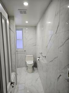 Spacious 4BR Home, King Loft, Near Hospital, Downtown & Sporting Arena