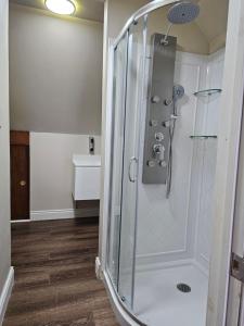 Spacious 4BR Home, King Loft, Near Hospital, Downtown & Sporting Arena