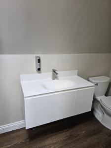 Spacious 4BR Home, King Loft, Near Hospital, Downtown & Sporting Arena