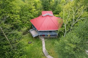 Spacious 3 Plus 1 Bedroom 2 Bath Cottage Retreat with Fire Pit and Pool Table
