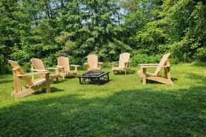 Spacious 3 Plus 1 Bedroom 2 Bath Cottage Retreat with Fire Pit and Pool Table