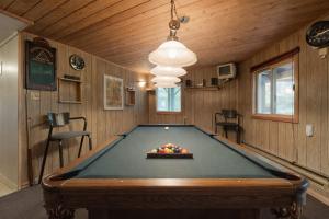 Spacious 3 Plus 1 Bedroom 2 Bath Cottage Retreat with Fire Pit and Pool Table