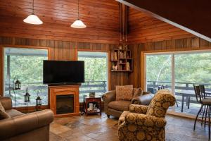 Spacious 3 Plus 1 Bedroom 2 Bath Cottage Retreat with Fire Pit and Pool Table