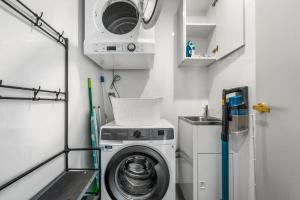 The Panorama - NEW Beachfront 2BR Corner Ocean View with Parking Pool and GYM