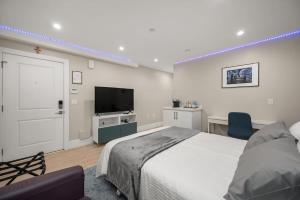 Modern 1 Bed Suite Easy Transit to Downtown and YVR