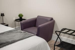 Modern 1 Bed Suite Easy Transit to Downtown and YVR