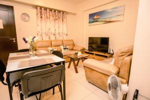 Downtown Davao Walk to Mall & Shops Pool Condo