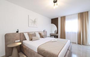 Awesome Home In Policnik