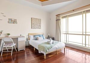 Classic Double Room - Convenient Spot in Bexley - Shared Bathroom