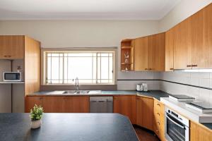 Classic Double Room - Convenient Spot in Bexley - Shared Bathroom