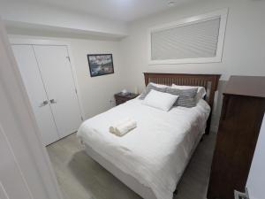 Greystone Retreat - Walk to River & Downtown