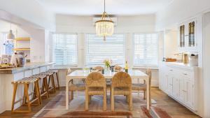 Venice Veranda by AvantStay 1 Block to Venice Beach Rare Walk Street Firepit Outdoor Dining