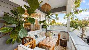 Venice Veranda by AvantStay 1 Block to Venice Beach Rare Walk Street Firepit Outdoor Dining