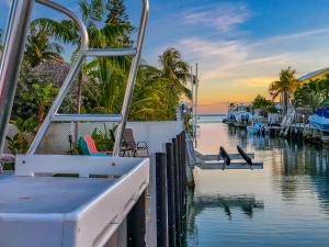 Paradise PalmsDockPoolKayaks GrillView!
