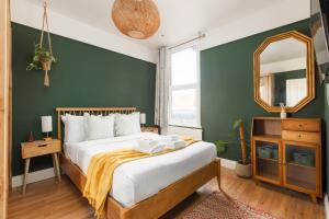 New! Spacious 3BR Split-Level Maisonette with Garden