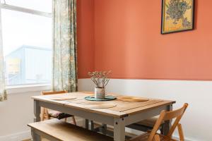 New! Spacious 3BR Split-Level Maisonette with Garden