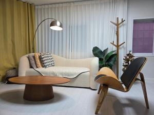 Premium spacious house,Hongik University 1 stop,Hapjeong Station 3 minutes on foot,Free laundry and drying,Good for family and friends gathering,3r4b,9 people