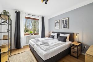 NASA Homes I Moderne City Suite I Zentral I 3 Zimmer I Balkon und Aufzug I neu renoviert I Smart TV I Hotelbetten