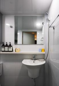 Premium spacious house,Hongik University 1 stop,Hapjeong Station 3 minutes on foot,Free laundry and drying,Good for family and friends gathering,3r4b,9 people