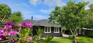Cozy Cottage Just 300 M From Høve Beach