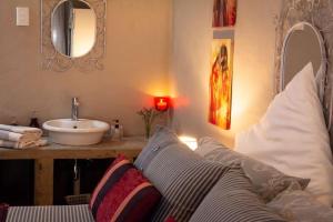 Red Olive Guest House & Studio