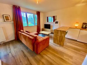 T2 lumineux proche CHU balcon vue étang, parking