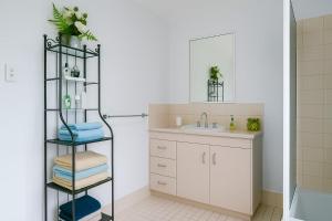 2-Bedroom Apartment near The Strand with Parking in Townsville