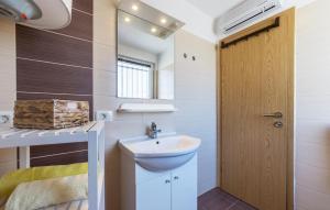 Stunning Apartment In Trget