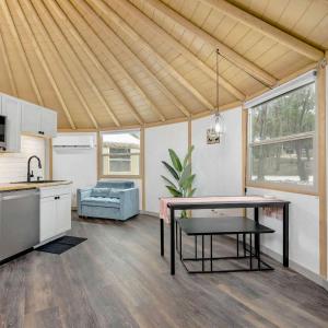 Peaceful Luxury Yurt-Cabin with Private Hot Tub Near Canyon Lake, Texas