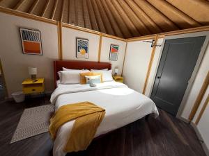 Peaceful Luxury Yurt-Cabin with Private Hot Tub Near Canyon Lake, Texas