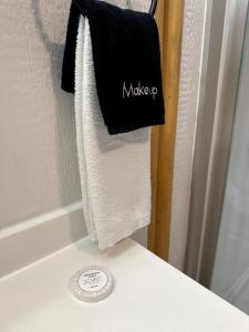 Peaceful Luxury Yurt-Cabin with Private Hot Tub Near Canyon Lake, Texas