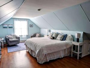 Cozy Waterfront Cottage with Private Beach and Fire Pit Near Gouldsboro, Maine