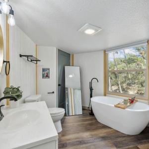 Luxury Yurt-Cabin with Private Hot Tub Near Canyon Lake, Texas