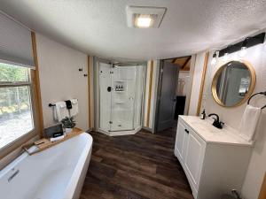 Luxury Yurt-Cabin with Private Hot Tub Near Canyon Lake, Texas