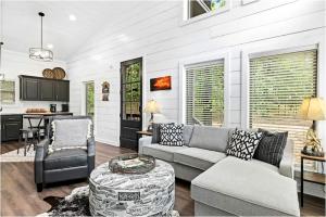 Cozy Cabin with Hot Tub & Fire Pit Near Broken Bow Lake, Broken Bow, OK