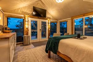 Secluded Treehouse Tent Retreat on the Marsh with Outdoor Dining, Grilling Gear, Games, Views in Townsend, Georgia