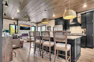 Brand-New Luxury Cabin with Indoor Heated Pool & Arcade, Near Dollywood in Sevierville, Tennessee