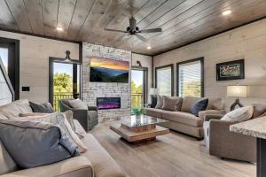 Brand-New Luxury Cabin with Indoor Heated Pool & Arcade, Near Dollywood in Sevierville, Tennessee