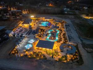 Brand-New Luxury Cabin with Indoor Heated Pool & Arcade, Near Dollywood in Sevierville, Tennessee