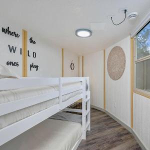 Luxurious Yurt-Cabin with Private Hot Tub Located Near Canyon Lake, Texas