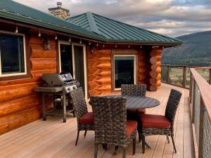 Cozy Secluded Log Cabin Retreat with Stunning Views, Luxury Comfort & Grill Deck in Sequim, Washington