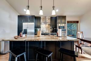 Serene Nordic-Inspired Lakeside Retreat with Panoramic Mountain Views Near Breckenridge, Dillon, Colorado