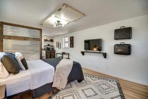 Cozy Studio Retreat with Scenic 5-Acre Views, Near City Lake & Cherokee Casino in Gentry, Arkansas