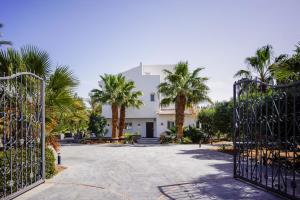 Dream Retreat - Private beach & pool -White Villas