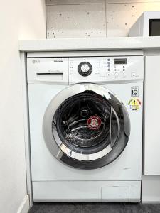 2min Hongdae Station and 1 minute Hongdae Main Street 6 people 3beds Luxury hotel