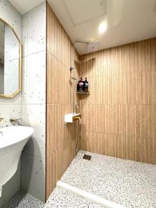 2min Hongdae Station and 1 minute Hongdae Main Street 6 people 3beds Luxury hotel