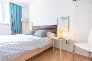 Stylish 3BR Apt with Balcony in the City Center